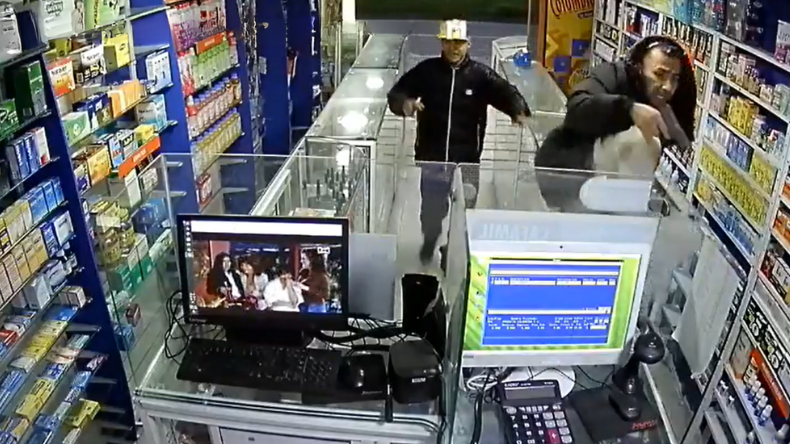Dos hombres armados asaltaron una droguería en Bogotá Dos hombres armados asaltaron una droguería en Bogotá