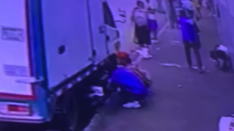 Habitantes en condición de calle desvalijaron un vehículo en la plaza de la 21 en Ibagué Habitantes en condición de calle desvalijaron un vehículo en la plaza de la 21 en Ibagué