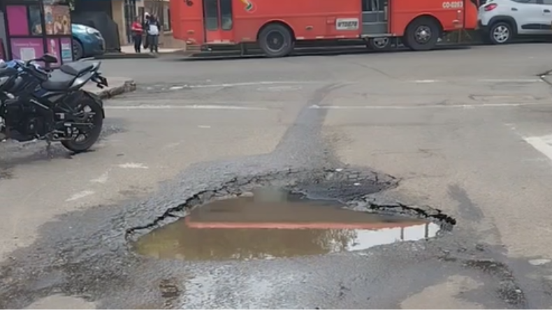 Remiendos a medias: la calle de Ibagué con el reparcheo incompleto Remiendos a medias: la calle de Ibagué con el reparcheo incompleto