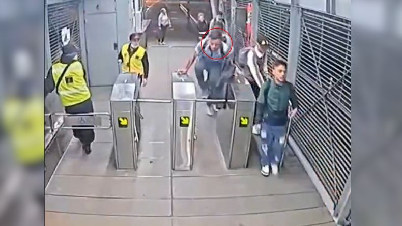 Pasajero sufrió caída al intentar evadir pago en estación de Transmilenio Pasajero sufrió caída al intentar evadir pago en estación de Transmilenio