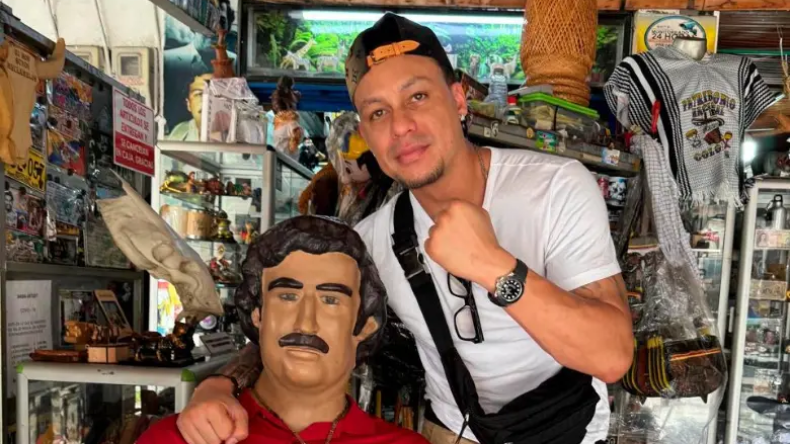 Una foto con un muñeco de Pablo Escobar delató a narco extranjero en Colombia