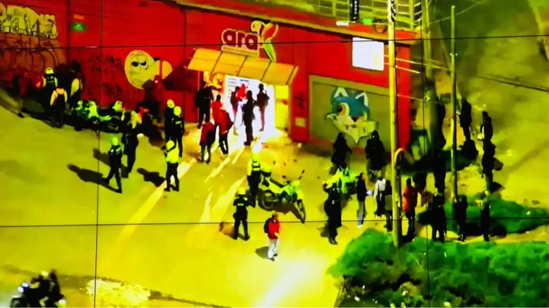 Disturbios en Bogotá dejaron saqueos, menores aprehendidos y ataques a Transmilenio Disturbios en Bogotá dejaron saqueos, menores aprehendidos y ataques a Transmilenio