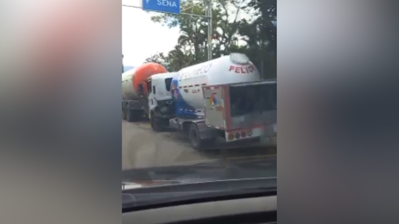 Alerta por trasiego de gas entre dos carrotanques en vía principal de Ibagué Alerta por trasiego de gas entre dos carrotanques en vía principal de Ibagué