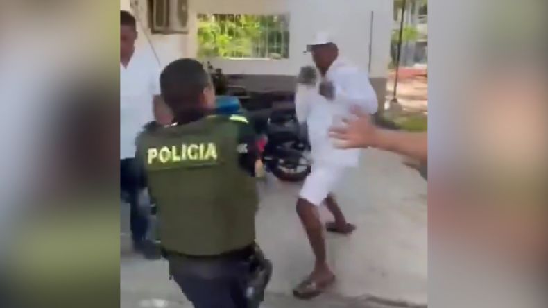 Policía y motociclista protagonizan pelea durante procedimiento en Cartagena Policía y motociclista protagonizan pelea durante procedimiento en Cartagena