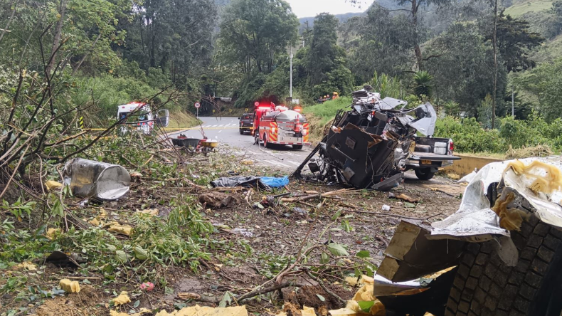 Cierre total de la vía Cajamarca – Calarcá por tractocamión que cayó de un carril a otro Cierre total de la vía Cajamarca – Calarcá por tractocamión que cayó de un carril a otro