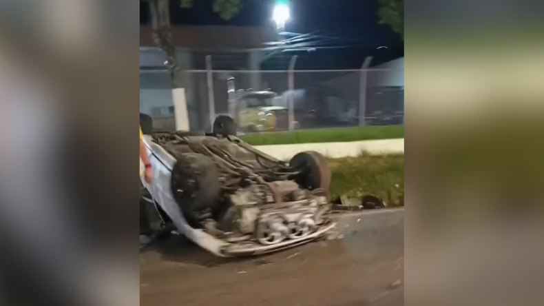 Carro se volcó sobre la avenida Mirolindo en Ibagué Carro se volcó sobre la avenida Mirolindo en Ibagué
