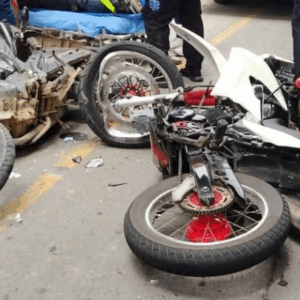 Tres heridos dejó choque de motos en Rovira 