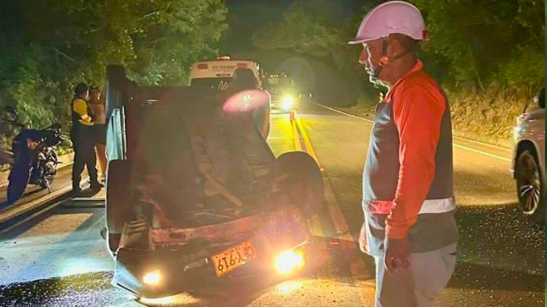 Conductor herido tras volcamiento de vehículo en vía Ibagué–Alvarado Conductor herido tras volcamiento de vehículo en vía Ibagué–Alvarado