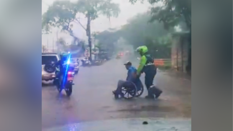 Policía ayudó a hombre en silla de ruedas bajo la lluvia en Ibagué Policía ayudó a hombre en silla de ruedas bajo la lluvia en Ibagué