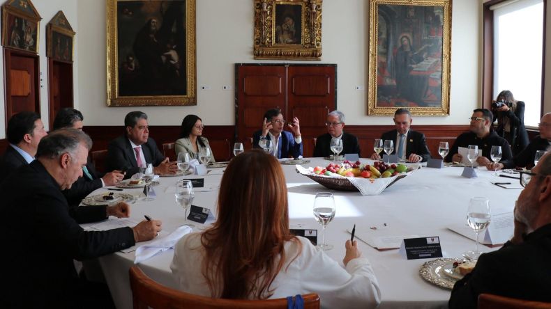 Petro y altos dignatarios firman pacto contra la violencia Petro y altos dignatarios firman pacto contra la violencia