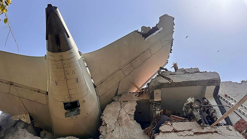 Tragedia aérea en India: avión con 242 personas se estrella minutos después de despegar