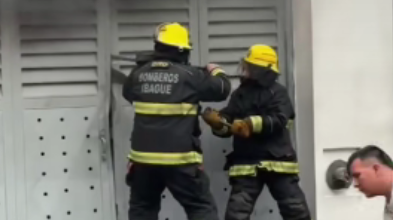 Bomberos de Ibagué controlaron incendio en edificio del centro de la ciudad Bomberos de Ibagué controlaron incendio en edificio del centro de la ciudad