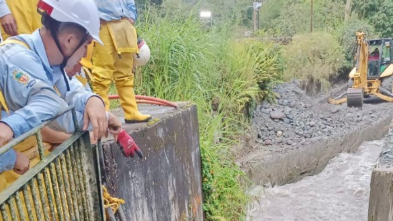 Restablecen captación de agua en bocatoma del río Combeima Restablecen captación de agua en bocatoma del río Combeima