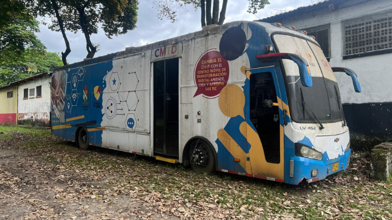 El bus TIC de la Gobernación del Tolima terminó abandonado en un parqueadero El bus TIC de la Gobernación del Tolima terminó abandonado en un parqueadero