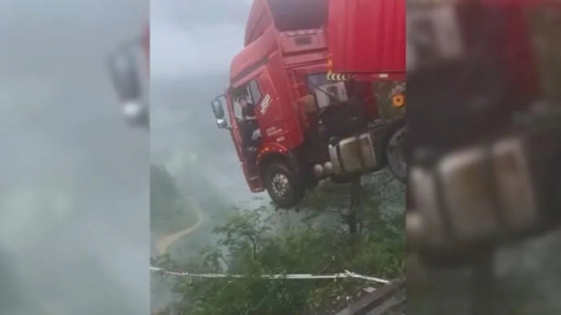 Camión quedó colgando en un abismo tras derrumbe en China Camión quedó colgando en un abismo tras derrumbe en China