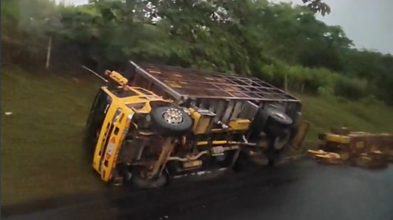 Un camión de carga se volcó en la variante de Ibagué Un camión de carga se volcó en la variante de Ibagué