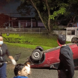 Vehículo terminó volcado en la avenida Mirolindo de Ibagué Vehículo terminó volcado en la avenida Mirolindo de Ibagué