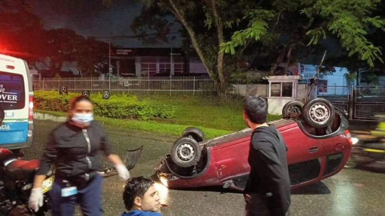 Vehículo terminó volcado en la avenida Mirolindo de Ibagué Vehículo terminó volcado en la avenida Mirolindo de Ibagué