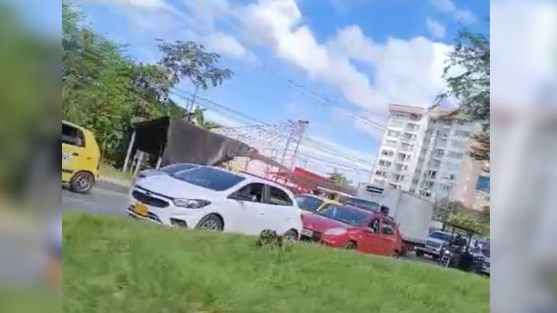 Caos vial por cierre de tramo en glorieta del Éxito en Ibagué Caos vial por cierre de tramo en glorieta del Éxito en Ibagué