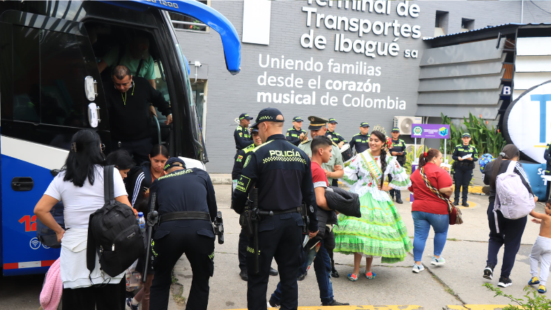 Autoridades reciben a los turistas en la Terminal de Transportes de Ibagué Autoridades reciben a los turistas en la Terminal de Transportes de Ibagué