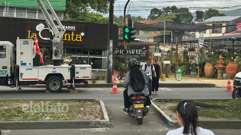 Motociclistas invaden paso peatonal en Ibagué: ciudadanos exigen control Motociclistas invaden paso peatonal en Ibagué: ciudadanos exigen control