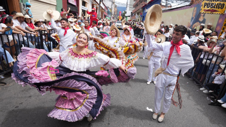 Ibagué vivió una fiesta de color, tradición y alegría con el desfile de San Pedro Ibagué vivió una fiesta de color, tradición y alegría con el desfile de San Pedro
