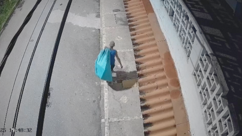 Hombre se roba las tapas de medidores de agua en el barrio Belén