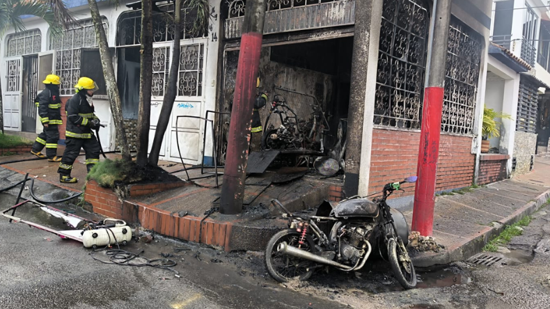 En crítico estado continúan jóvenes quemados en incendio de taller de motos
