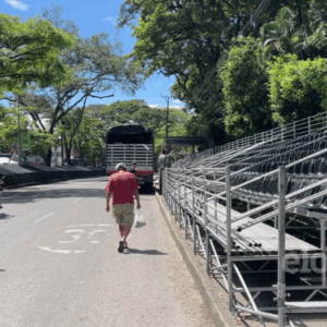Palcos de la Quinta de Ibagué obligan a peatones a caminar por la calle Palcos de la Quinta de Ibagué obligan a peatones a caminar por la calle