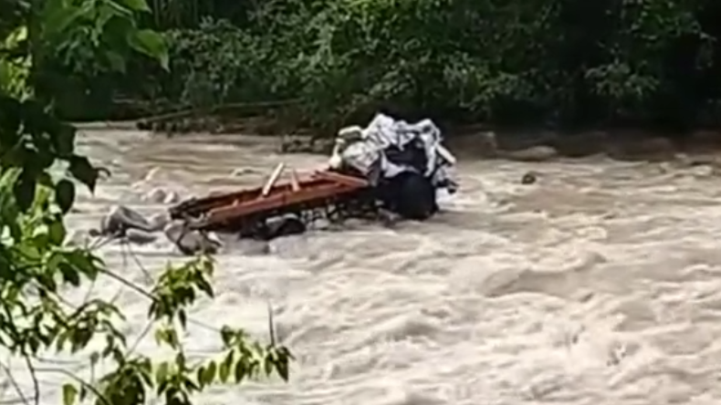 Derrumbe arrastra tractocamión hasta el río Saldaña Derrumbe arrastra tractocamión hasta el río Saldaña