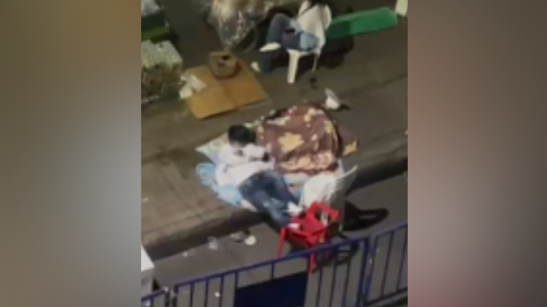 Desde las 6:00 de la mañana se guarda puesto para el desfile de San Pedro Desde las 6:00 de la mañana se guarda puesto para el desfile de San Pedro