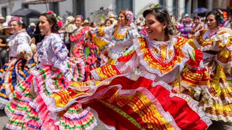 Festival Folclórico Colombiano, la fiesta que guardó las armas y desempolvó el tiple y la guitarra Festival Folclórico Colombiano, la fiesta que guardó las armas y desempolvó el tiple y la guitarra