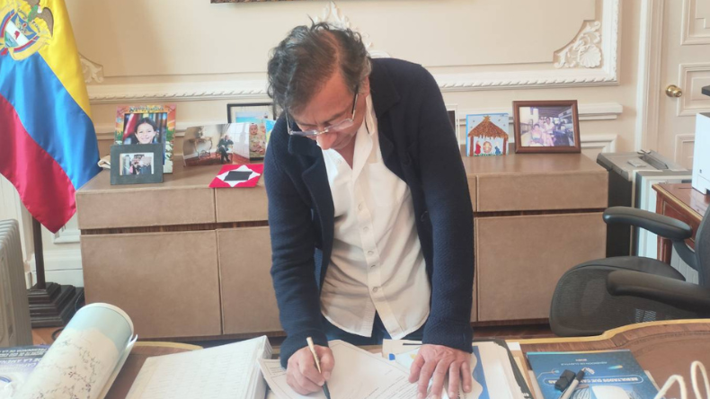 Petro firmó decreto para convocar consulta popular Petro firmó decreto para convocar consulta popular