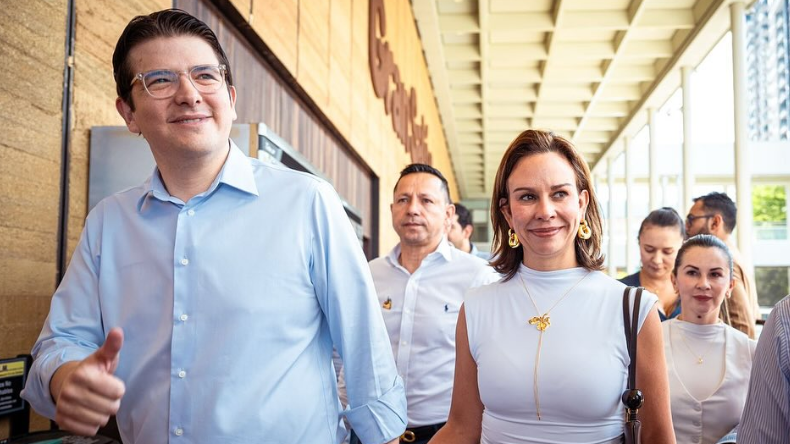 En cadena de oración: seguidores y esposa de Miguel Uribe En cadena de oración: seguidores y esposa de Miguel Uribe