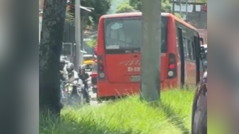 Buseta bajó en contravía por avenida del sur de Ibagué Buseta bajó en contravía por avenida del sur de Ibagué