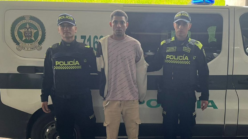 Presunto integrante del Clan del Golfo fue capturado en Trasnmilenio Presunto integrante del Clan del Golfo fue capturado en Trasnmilenio