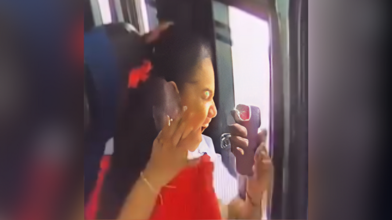 Le ‘raponearon’ el celular por la ventana de la buseta Le ‘raponearon’ el celular por la ventana de la buseta