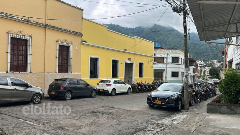 Calles de la Pola se convirtieron en parqueadero público Calles de la Pola se convirtieron en parqueadero público