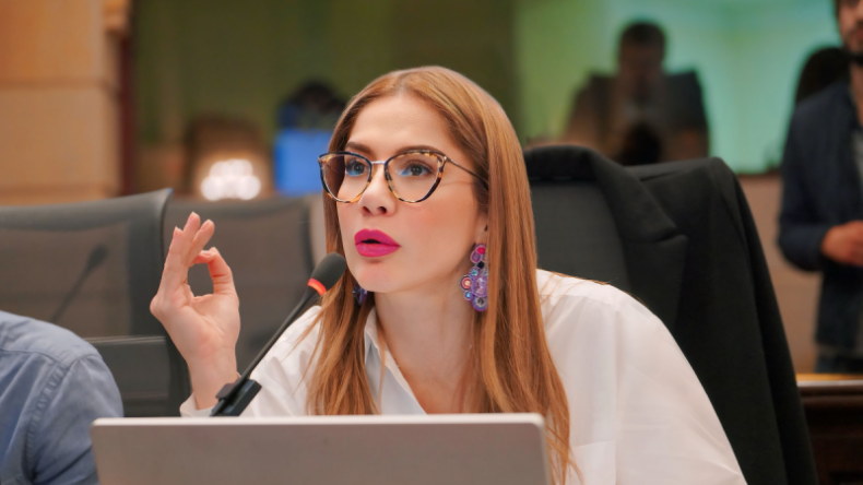 Cathy Juvinao advierte sobre planes de Gustavo Petro: “No va por la consulta, va por las cortes”