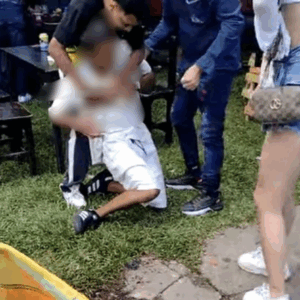 Joven fue apuñalado durante el desfile en Ibagué y quedó gravemente herido Joven fue apuñalado durante el desfile en Ibagué y quedó gravemente herido