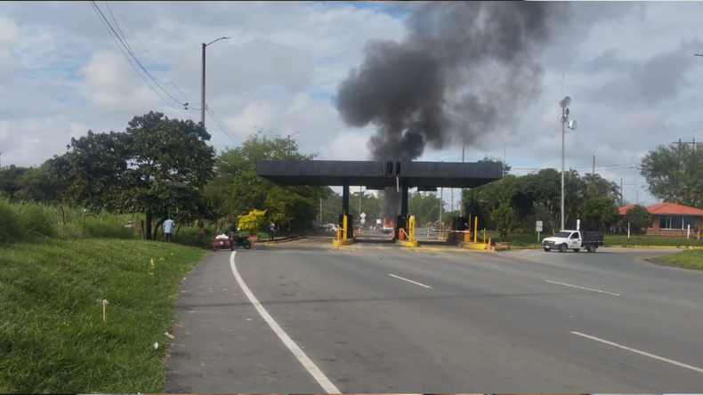 Un policía murió en ataque con explosivos en el peaje de Villarrica Un policía murió en ataque con explosivos en el peaje de Villarrica