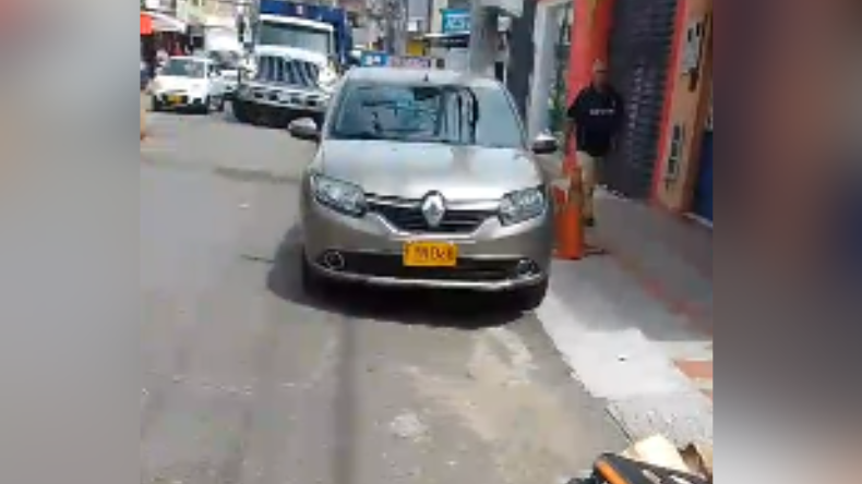 Conductor se quedó con celular y dinero de una pasajera Conductor se quedó con celular y dinero de una pasajera