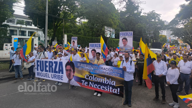 Con banderas y plegarias, habitantes de Ibagué participan en la Marcha del Silencio por Miguel Uribe Con banderas y plegarias, habitantes de Ibagué participan en la Marcha del Silencio por Miguel Uribe