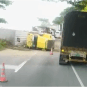 Tractomula se volcó en la vía Ibagué – Girardot : Hay restricción vial Tractomula se volcó en la vía Ibagué – Girardot : Hay restricción vial