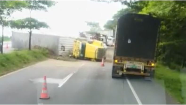 Tractomula se volcó en la vía Ibagué – Girardot : Hay restricción vial Tractomula se volcó en la vía Ibagué – Girardot : Hay restricción vial