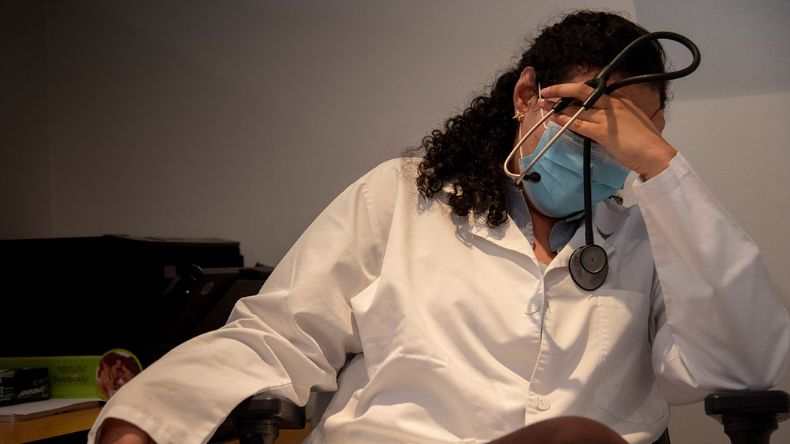 Alta carga laboral y presión por metas afectan a médicos en su año rural Alta carga laboral y presión por metas afectan a médicos en su año rural