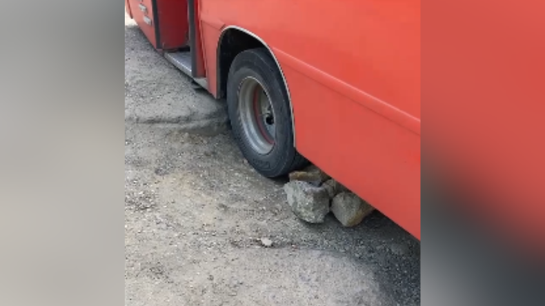 Buseta quedó atrapada en enorme hueco del barrio Comfenalco Buseta quedó atrapada en enorme hueco del barrio Comfenalco