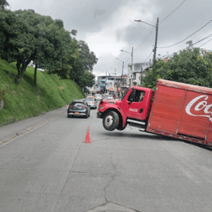 Camión repartidor de Coca-Cola sufrió incidente en barrio La Francia de Ibagué Camión repartidor de Coca-Cola sufrió incidente en barrio La Francia de Ibagué