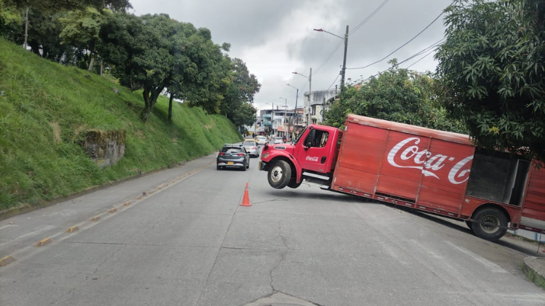 Camión repartidor de Coca-Cola sufrió incidente en barrio La Francia de Ibagué Camión repartidor de Coca-Cola sufrió incidente en barrio La Francia de Ibagué