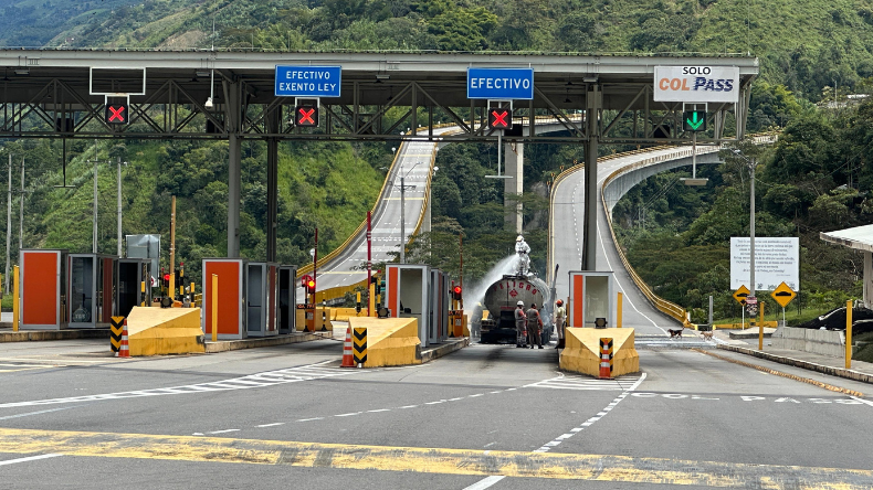 Controlan incendio de camión cisterna en el peaje de Coello Controlan incendio de camión cisterna en el peaje de Coello